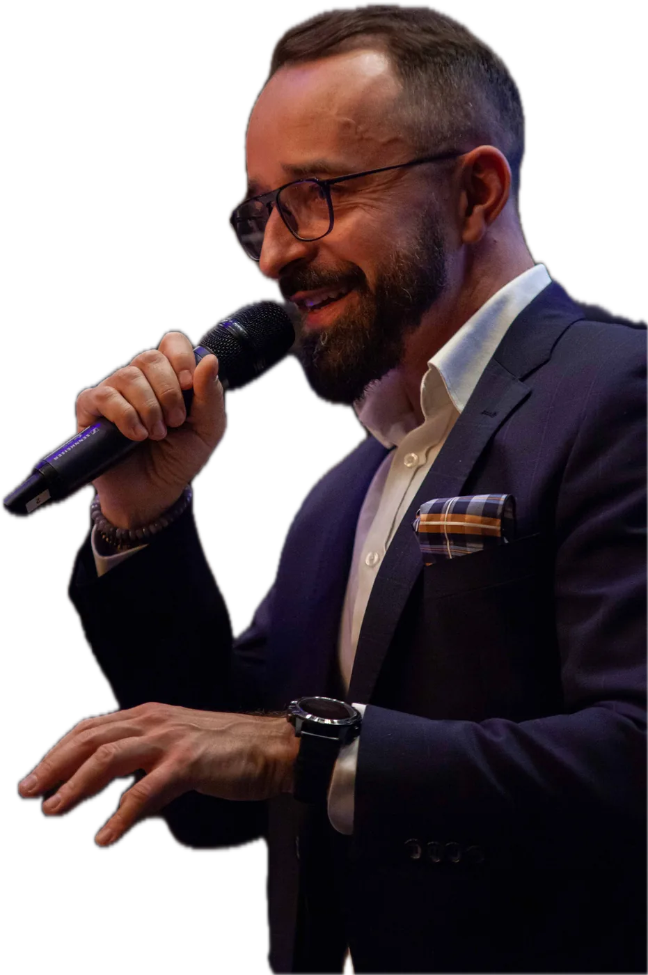 Tomasz Gulak z mikrofonem na scenie